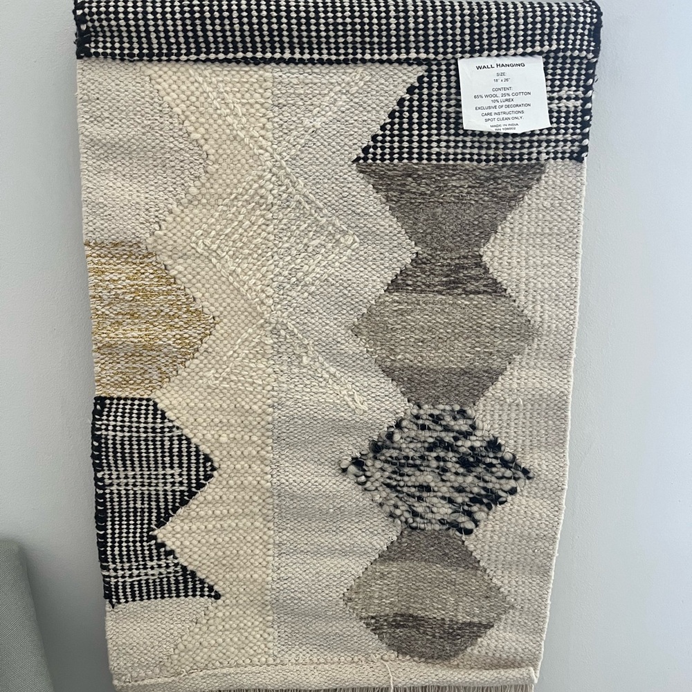 HANGING WALL RUG - Picture 3 of 5